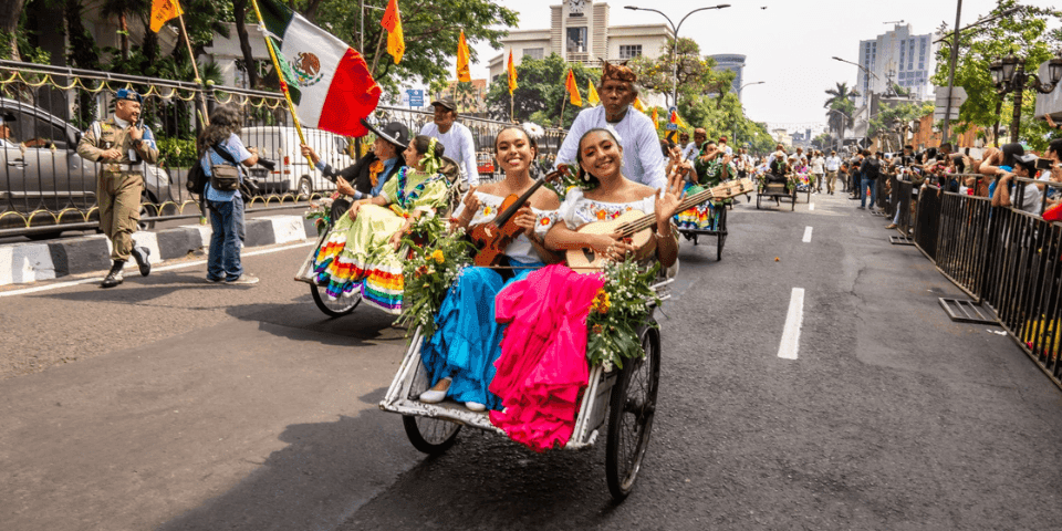 Desfile de inauguración en Festival de Surabaya Indonesia.